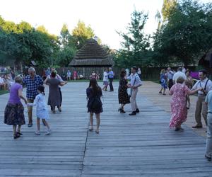 Sielanka na parkiecie w Muzeum Wsi Lubelskiej pod gołym niebem! Za nami kolejna potańcówka w rytmie miejskiego folkloru z Warszawy i Lwowa