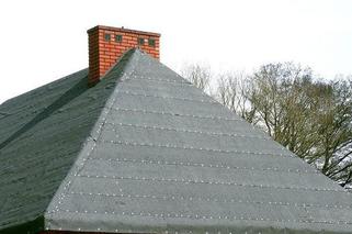 Remont dachu: 5 pytań o montaż nowej papy dachowej na zimno lub gorąco