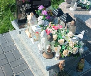 Rocznica śmierci zagłodzonej Emilki, trwa rozprawa przeciwko jej matce. Widok grobu łamie serce
