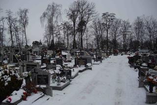 Nieprzytomna kobieta znaleziona w śniegu na cmentarzu. Bez butów i kurtki