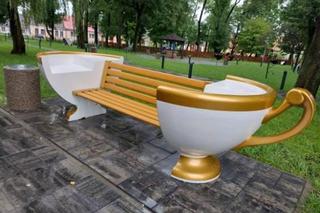 Ławki w kształcie filiżanek w Ćmielowie. Zobacz jak wyglądają