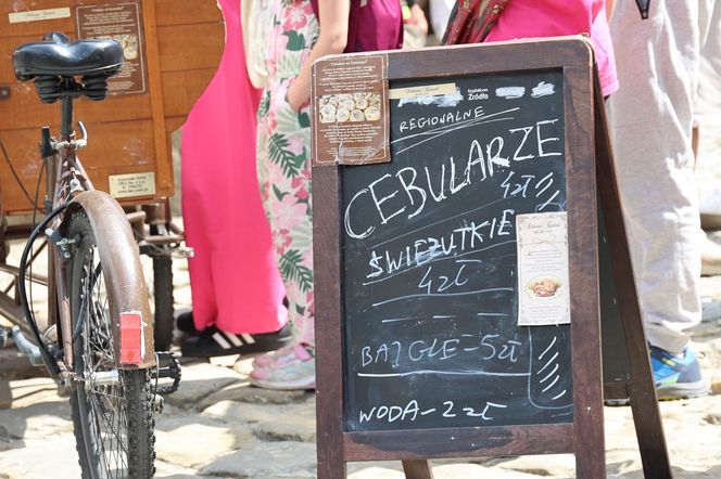 Dzień Cebularza 2025. Na pl. po Farze w Lublinie stanęło cebularzowe miasteczko