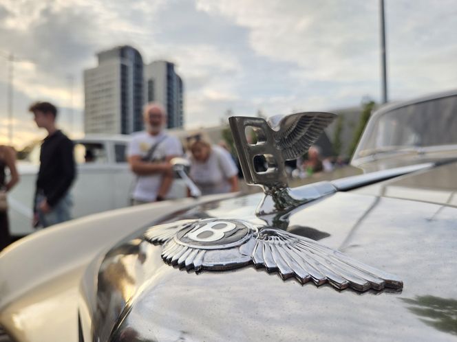 Klasyczna motoryzacja znów zachwyciła Bydgoszcz. „Bydgoskie Klasyki Nocą” przy Torbydzie