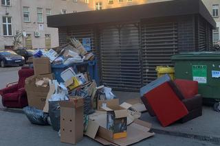Góry śmieci na wrocławskich podwórkach. „Ludzie, co jest z wami?”
