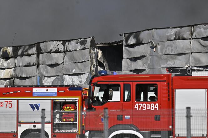 Strażacy pokazali zdjęcia ze środka. Tak wygląda spalona hala na Marywilskiej 44 