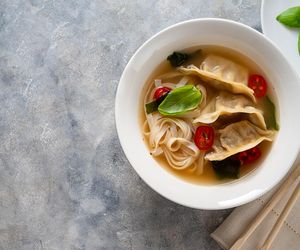 Prosta i aromatyczna zupa z pierożkami. Gotowa w niecałe 15 minut