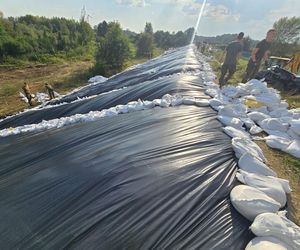 Fala powodziowa we Wrocławiu. Pod wodą są już beach bary i drogi 