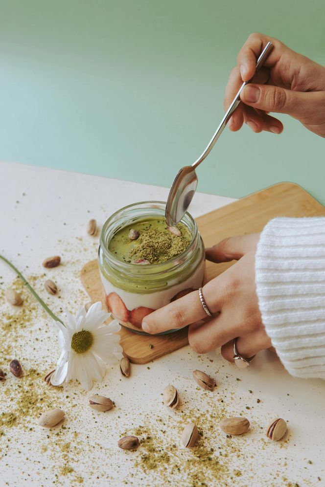 Nie tylko matcha latte. Podpowiadamy, jak jeszcze wykorzystać tę herbatę w kuchni