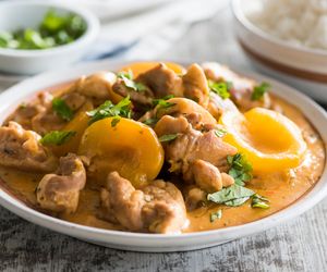 Pierś kurczaka z brzoskwiniami i curry: łatwy przepis na potrawkę drobiową
