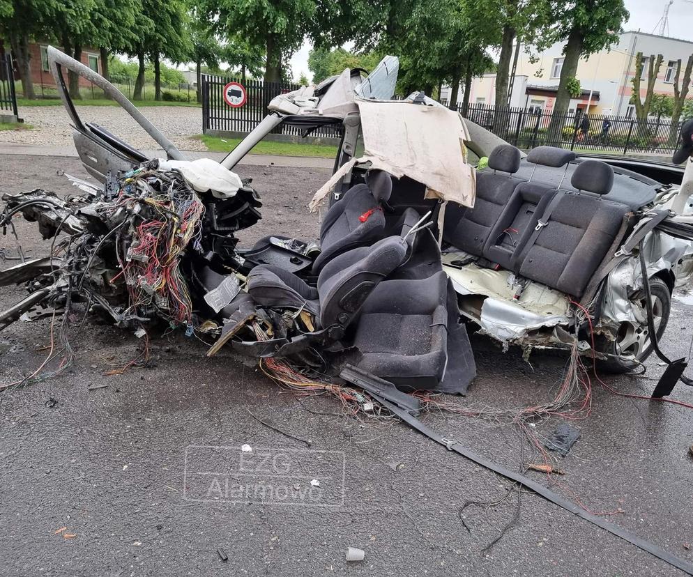 Śmiertelny wypadek w Bratoszewicach. Opel rozbił się o drzewo. Nie żyje 32-latek [ZDJĘCIA]