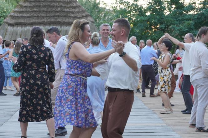 Sielanka na parkiecie w Muzeum Wsi Lubelskiej pod gołym niebem! Za nami kolejna potańcówka w rytmie miejskiego folkloru z Warszawy i Lwowa