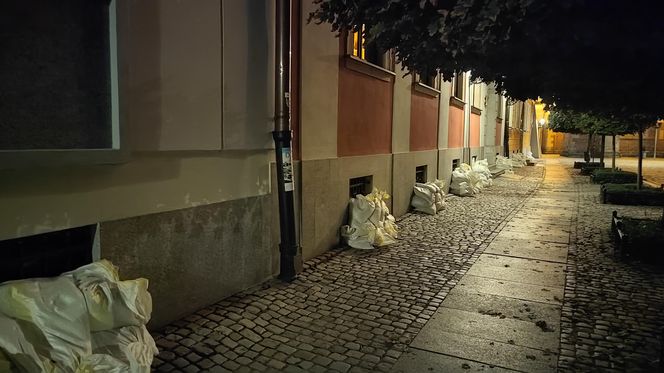 Walka o wrocławskie osiedla nad Odrą i Oławą. Mieszkańcy do późnych godzin nocnych ratowali dobytek