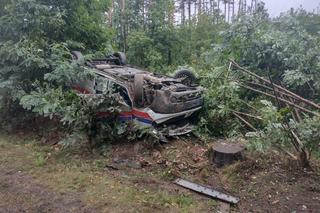 Karetka wypadła z drogi i dachowała. W środku byli pacjent i dwóch ratowników 
