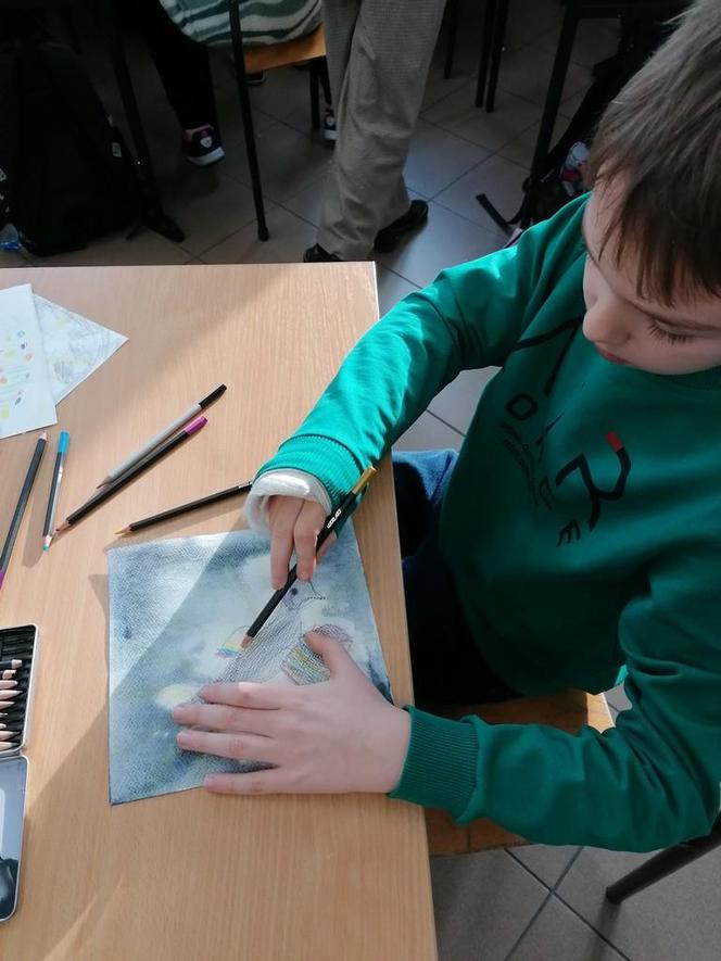 W ramach akcji "Malujemy sercem" uczniowie SSP STO w Siedlcach stworzyli 11 prac plastycznych