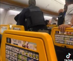 Bijatyka w samolocie! Wieczór kawalerski doprowadził do katastrofy. Zobacz wideo