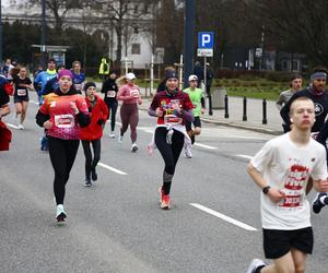 Bieg na Piątkę 2024, Warszawa - zdjęcia. Biegłeś? Szukaj się w galerii!