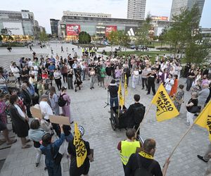 Przeszli przez Warszawę w piżamach i kapciach. Krzyczeli Chcemy spać!