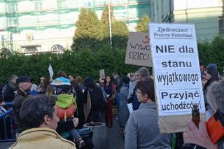  Warszawa: Trwa protest w obronie uchodźców. Zobacz zdjęcia