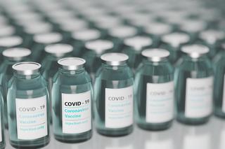 Mikrochipy w szczepionkach przeciw COVID-19 - wierzy w to 20% Amerykanów!