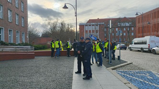 Protest służb mundurowych w Gdańsku! Na miejscu kilkuset funkcjonariuszy z Pomorza 