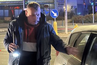 Jechał z żoną i dzieckiem, wylądował na słupie. Próbował zrzucić winę na ukochaną. Alkomat oszalał