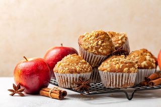 Szarlotkowe muffinki przeniosą was w czas dzieciństwa. Zostaną po nich tylko papiloty