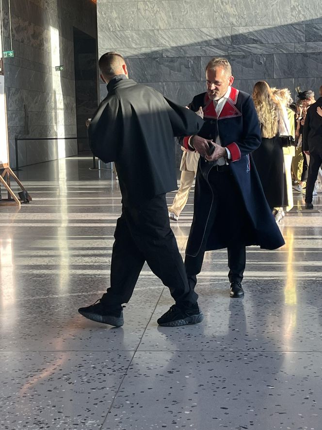 Tak wspiera ukochaną! Quebonafide na premierze. Nie chciał, żeby go zauważyli!