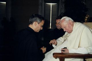  Zdjęcie Leona XIV z Janem Pawłem II. Tak wyglądał nowy papież w młodości poznał go w 1982