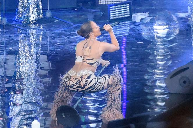  Miłość służy pupie J Lo! Gwiazda świeci pośladkami na koncercie