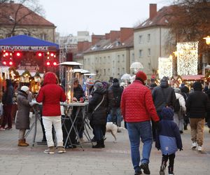 Tyski Jarmark Bożonarodzeniowy trwa w najlepsze. Znakomite koncerty i wyjątkowa atmosfera ZDJĘCIA