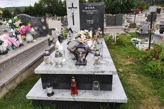 okazały grób Tadeusza D. Na cmentarzu w Kamienicy 