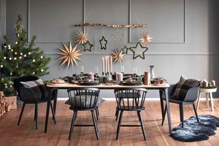 Boże Narodzenie w stylu skandynawskim. Skromne dekoracje blisko natury – zobacz, jak stworzyć świąteczny klimat scandi