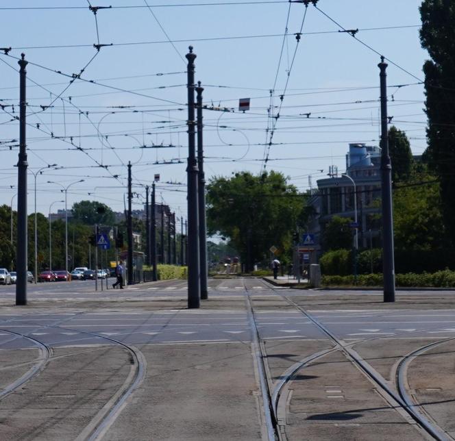 W tym miejscu kręcono kultową "tyłówkę" serialu. Jest to zbieg ulic Wołoskiej i Woronicza na Mokotowie (widok na ulicę Woronicza). Tuż obok tego miejsca znajduje się zajezdnia Mokotów, gdzie prawdopodobnie nagrywano też inne ujęcia z czołówki serialu