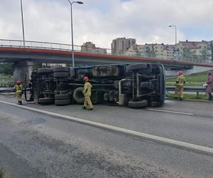 Ciężarówka przewróciła się na Grunwaldzkiej w Kielcach! Uszkodzony wiadukt, zablokowana droga 