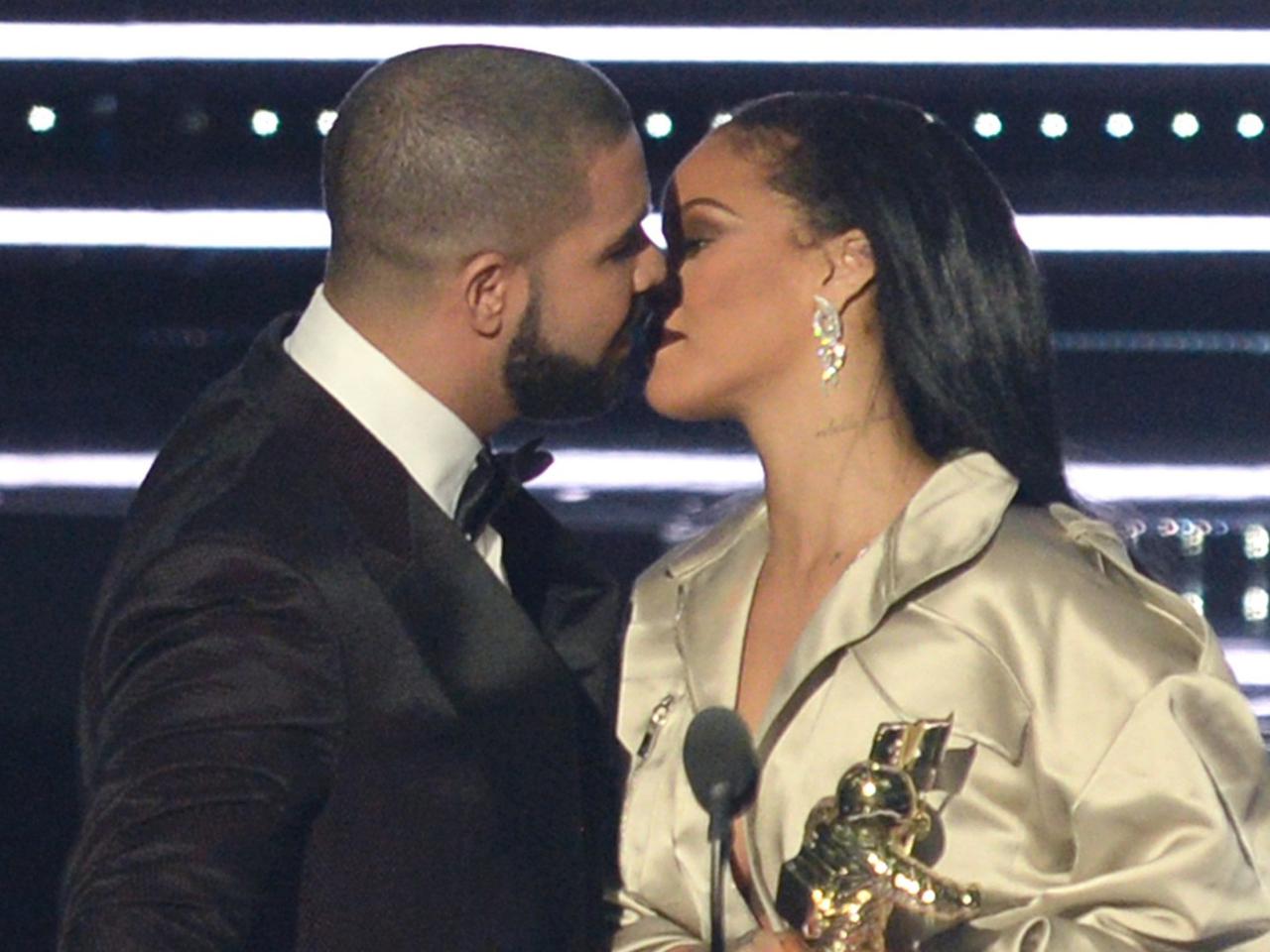 Madonna kiss drake. Мадонна мем. Дрейк и ксюша. Madonna kiss drake. Drake kiss rihanna.