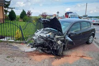 Czołowe zderzenie BMW i Opla w Szerzawach. Na miejscu policja i pogotowie 