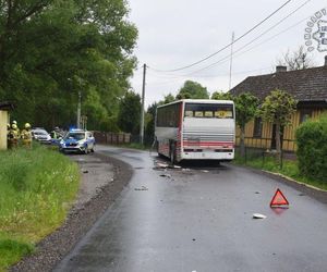 Śląskie: Pijany 67-latek wjechał w szkolny autobus. Interweniowały służby
