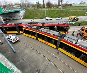 Totalna demolka na Bielanach. Roztrzaskane tramwaje i wielu rannych! Trzy osoby trafiły do szpitala