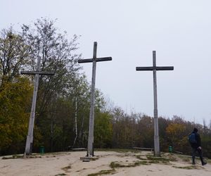 Mglisty Kazimierz Dolny w obiektywie. Miasteczko nad Wisłą przyciąga turystów nawet późną jesienią