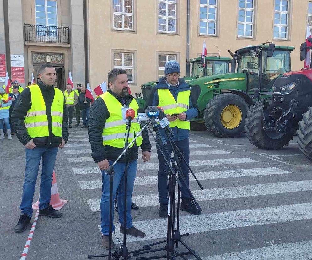 8 marca rolnicy protestowali przed Delegaturą Urzędu Wojewódzkiego w Koszalinie.