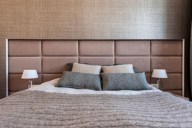 Nowoczesna sypialnia w kolorach ziemi: aranżacja wnętrza w imię praktycznej nowoczesności