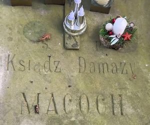 Tak wygląda grób księdza Damazego Macocha. Trafił do więzienia za zabójstwo [ZDJĘCIA].