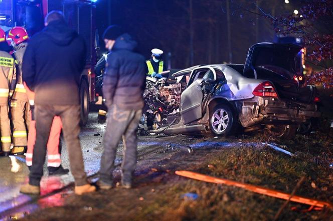 Gdańsk. Potężne zderzenie autobusu miejskiego i mercedesa! Jedna osoba nie żyje, druga jest ranna [ZDJĘCIA]