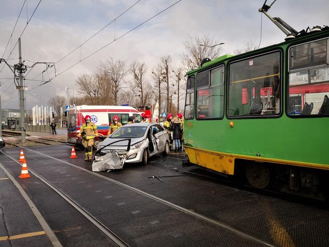 Poznań: Zderzenie tramwaju z samochodem. Kierowca ZAKLESZCZONY w aucie! 