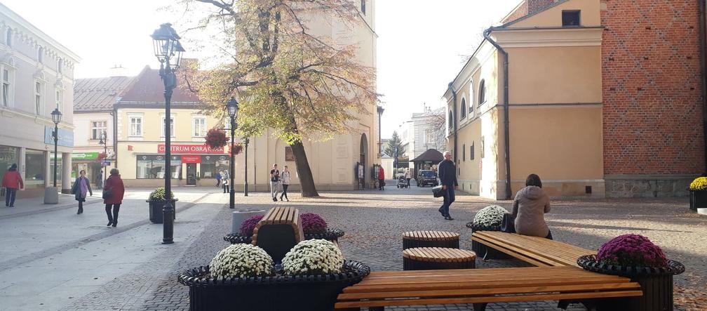 Na Kościuszki w Rzeszowie pojawiły się nowe ławki i donice