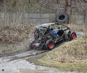 Nietypowy kulig na Śląsku. Zamiast śniegu błoto, a zamiast konia samochód terenowy. 