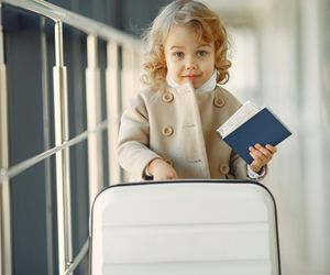Wakacyjne gry dla dzieci. Jakie zabawy podczas długiej podróży poleca AI?