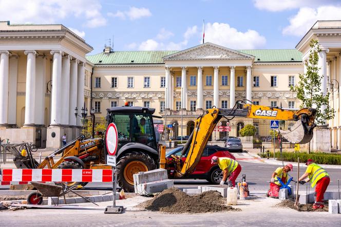 Prace przy zazielenianiu pl. Bankowego w Warszawie