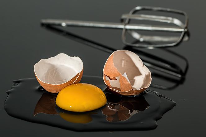 Jak robi się susz jajeczny i do czego jest stosowany w przemyśle spożywczym?