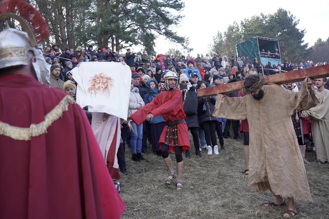 Tak wyglądała śmierć Jezusa! Sceny Pasji zobaczymy w Niedzielę Palmową w „Dolinie Śmierci” 